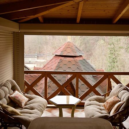 Петрос Family Hotel Yaremche Bagian luar foto