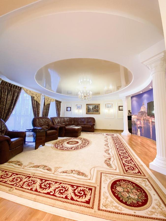 Петрос Family Hotel Yaremche Bagian luar foto