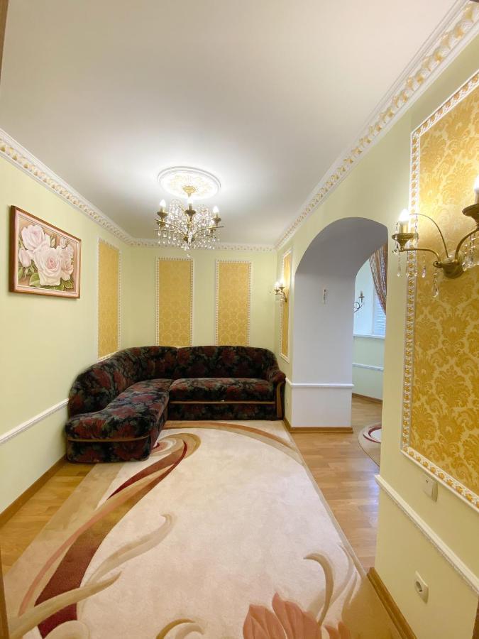 Петрос Family Hotel Yaremche Bagian luar foto