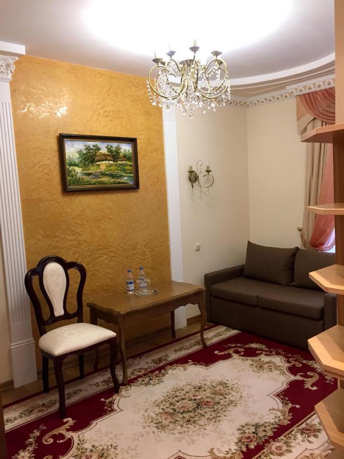 Петрос Family Hotel Yaremche Bagian luar foto