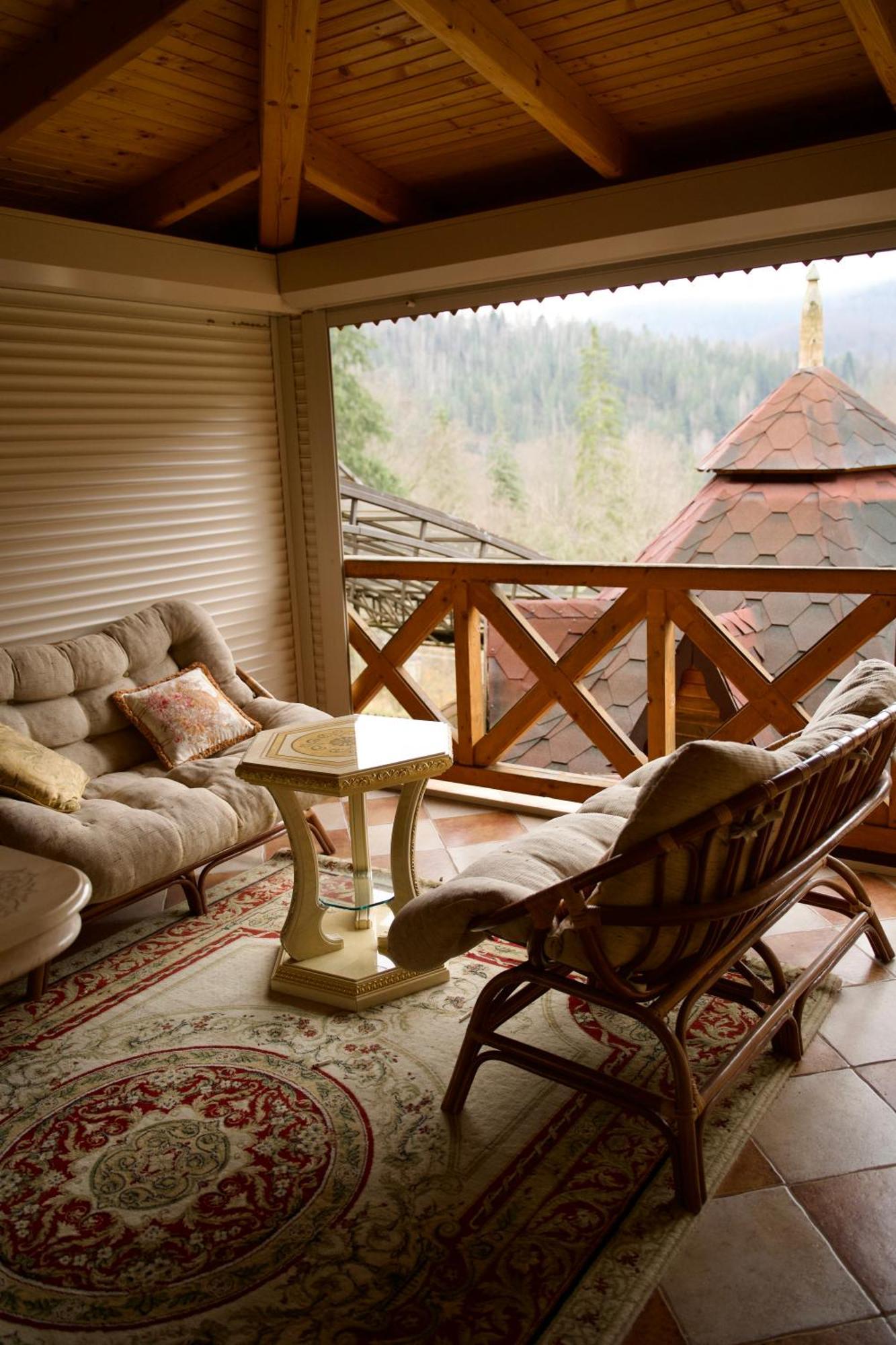 Петрос Family Hotel Yaremche Bagian luar foto