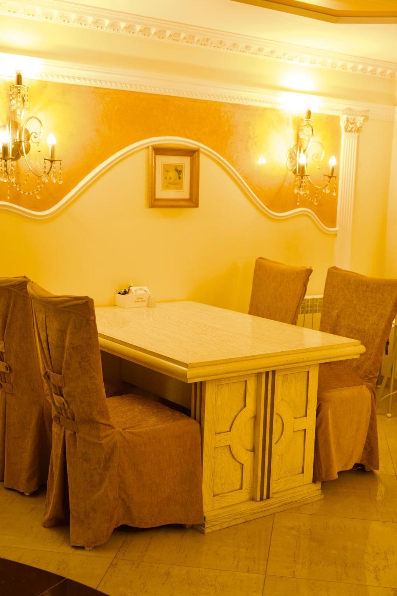 Петрос Family Hotel Yaremche Bagian luar foto